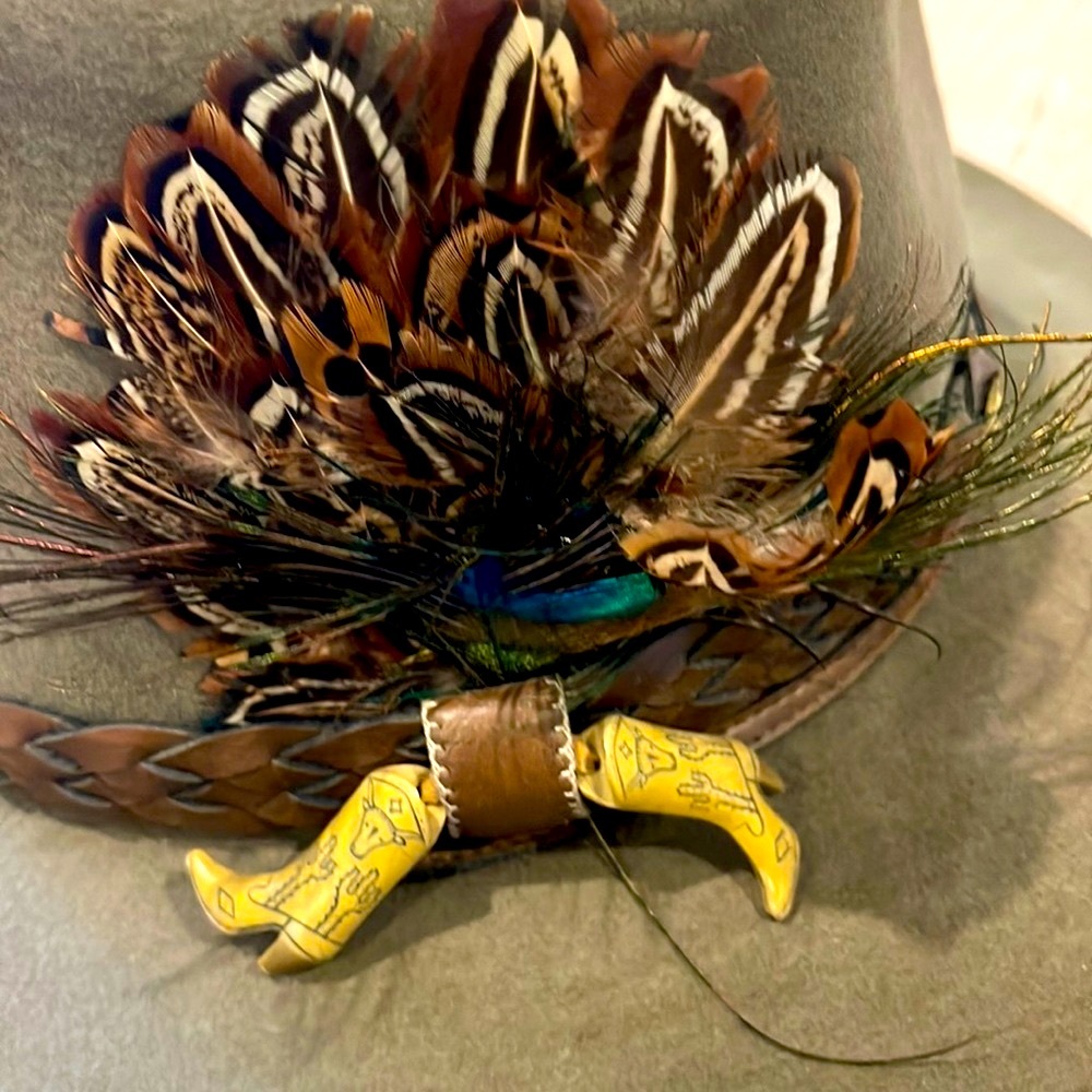 Stetson “Billy Kidd” Cowboy Hat. Custom Feather, beaded band.Light Brown.6 7/8’s - Picture 3 of 16